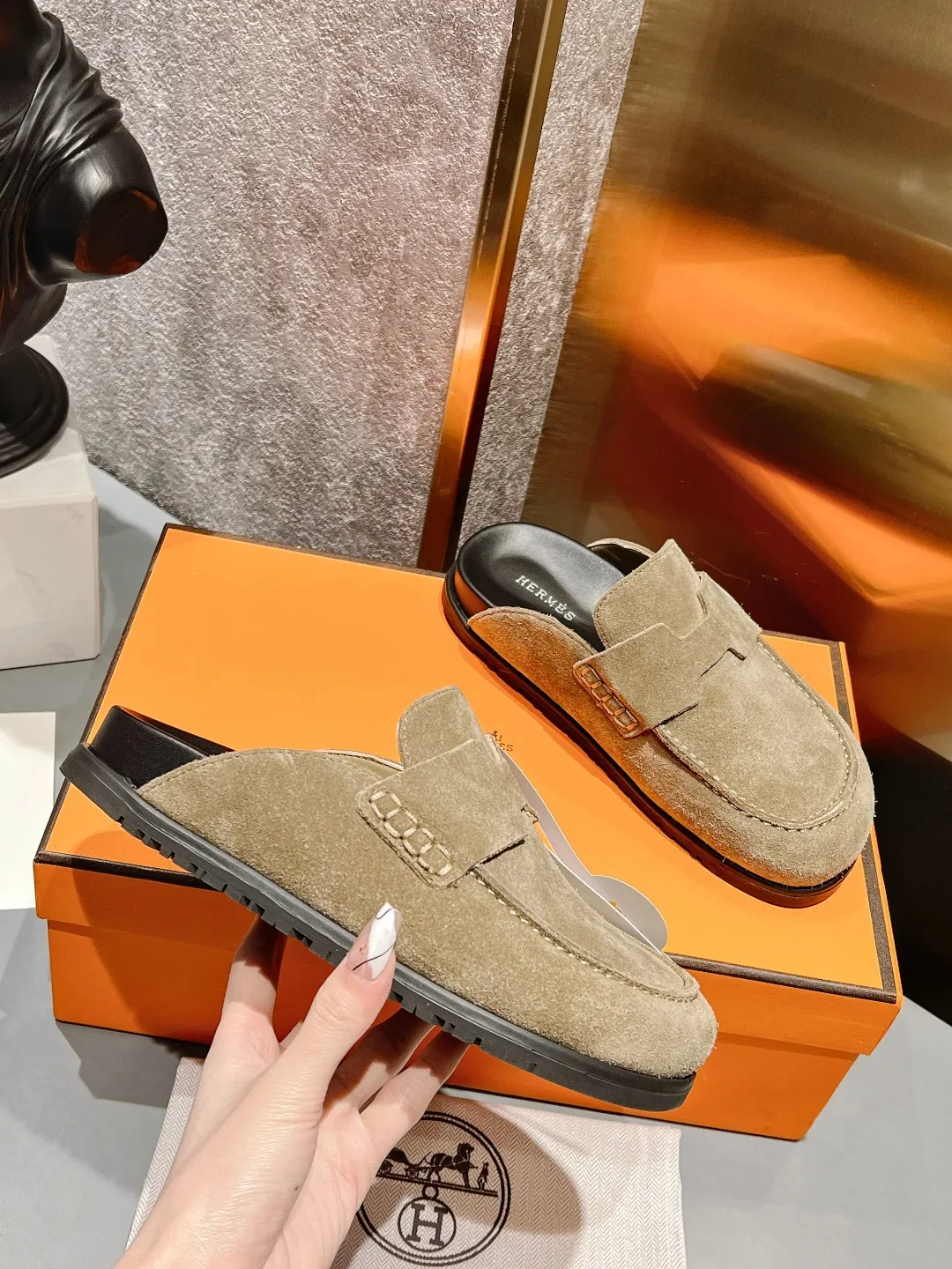 [H Family Hermès] P: 520💰 Size: Male 39-44 (45 customized) Female 35-40 (41 customized) HERMES Hermès' latest couple's cute Birkenstock slippers. Summer really needs versatile slippers. They look good no matter how you match them. They have a casual and high-end feel. The comfort is also great. They are paired with a variety of colorful socks. They are trendy. Hermès 2023 new half slippers are high quality. ●Upper: imported cow suede ●Inner lining: imported sheepskin ●Foot pads: imported mixed sheepskin ●Outsole: Tpu non-slip and wear-resistant outsole